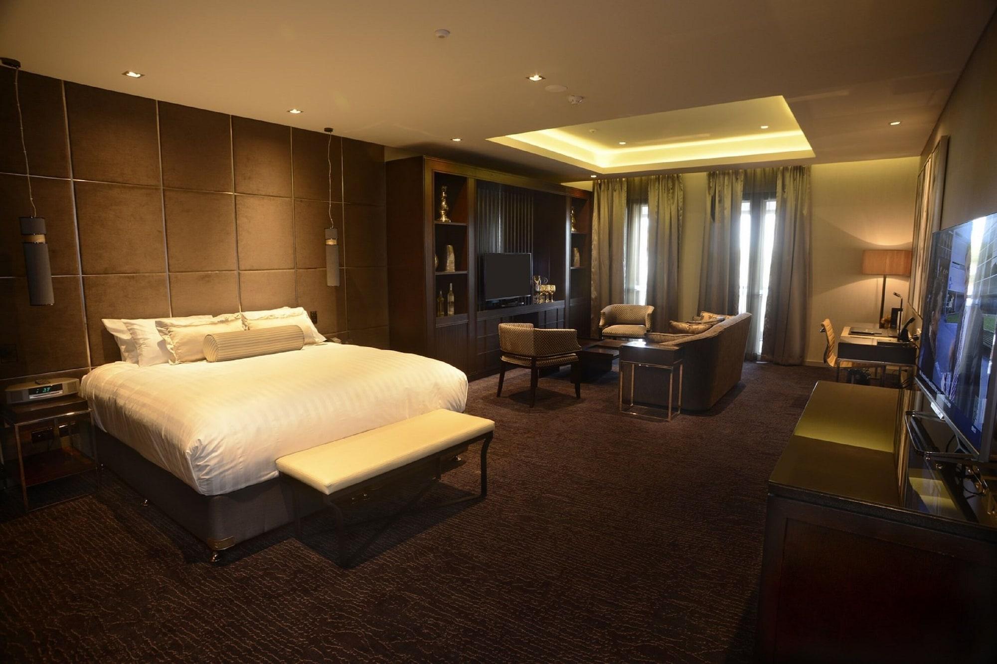 The Beetson Hotel Brisbane Exterior photo A suite at the hotel